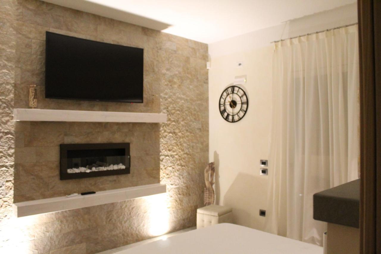 Villa Martina Luxury Rooms Desenzano del Garda Exterior photo