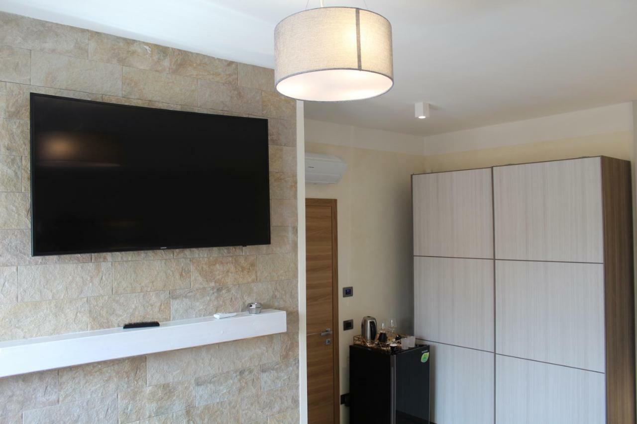 Villa Martina Luxury Rooms Desenzano del Garda Exterior photo